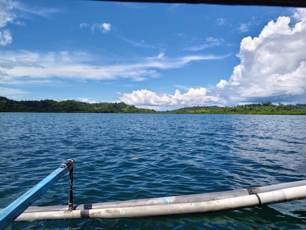 Quiénes somos: Ester y Marc, expertos en viajes mochileros y muchas ganas de descubrir el mundo El barco que nos llevaba a alguna playa escondida en nuestro viaje mochilero por Sulawesi