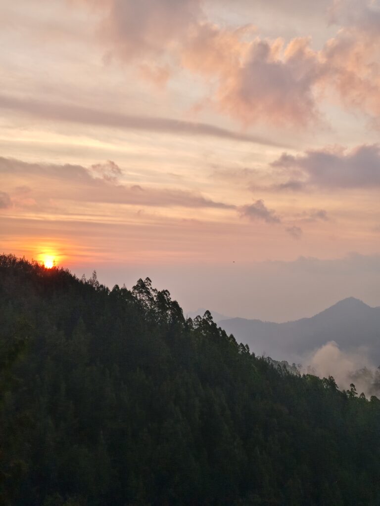 Viajes reales, experiencias locales, lugares especiales. Atardecer en algún lugar de Java