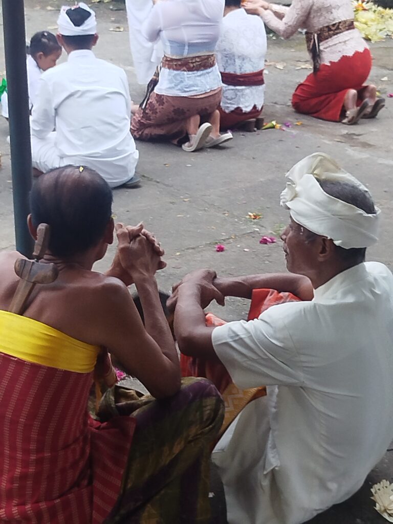 Candidasa y Karangasem: descubriendo el Bali rural Un soltero y un sacerdote hablando durante la ceremonia balinesa.