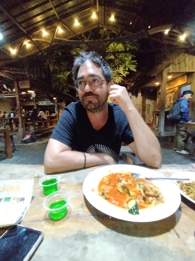 Marc con el "platito" de pollo y el arak radiactivo.